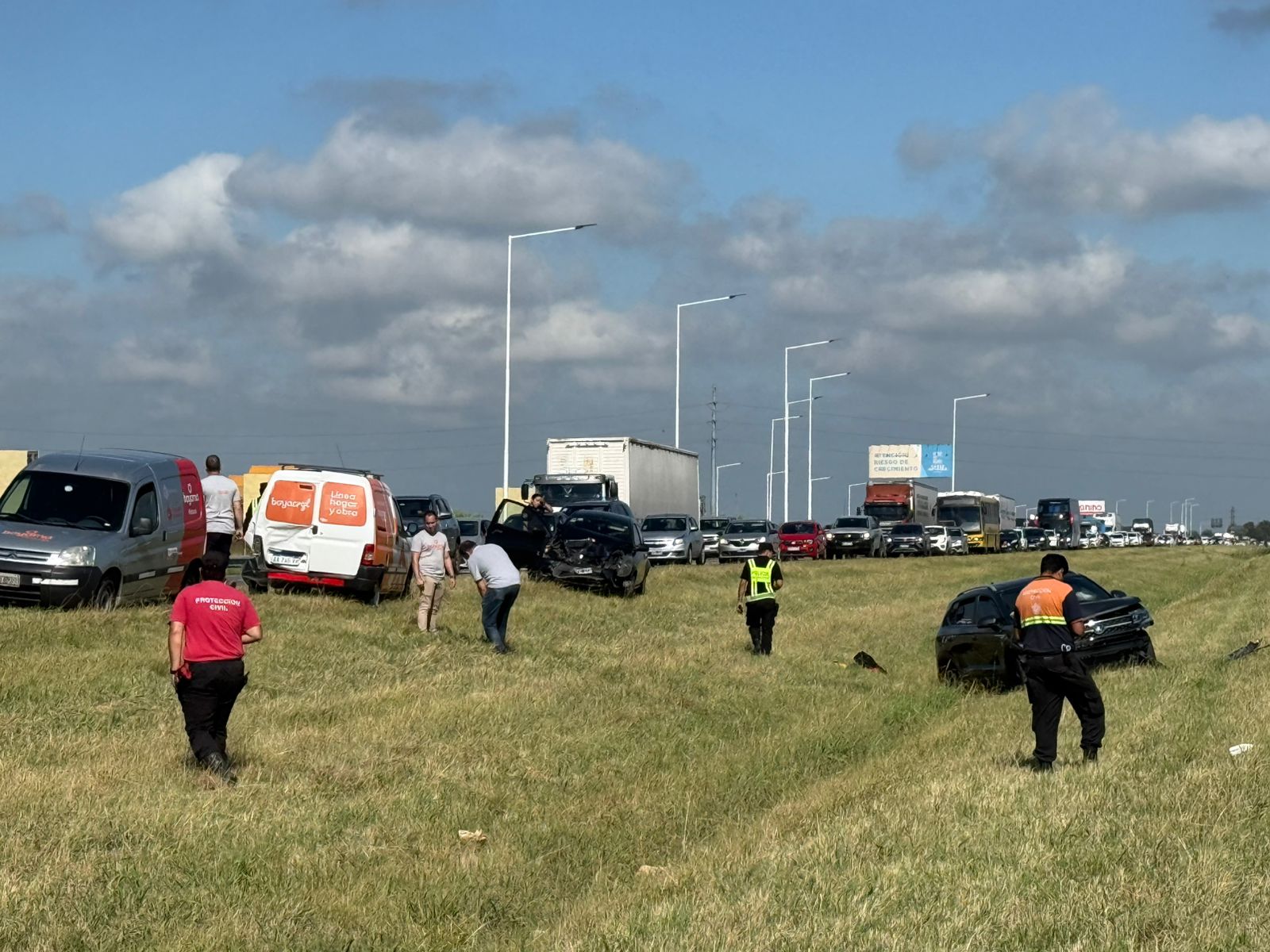 Cinco autos, helicóptero y caos vial: demoras en la Autopista tras un fuerte choque en cadena en Funes